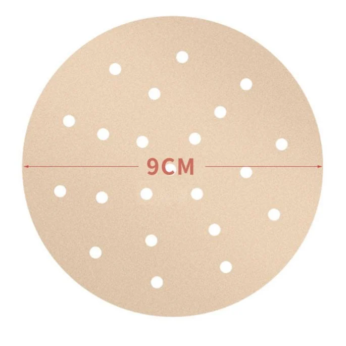 Rundes braunes perforiertes Dämpfpapier mit einer Durchmesserangabe von 9 cm.